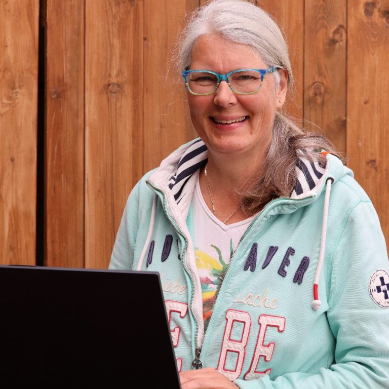 Antje freudlich am Laptop